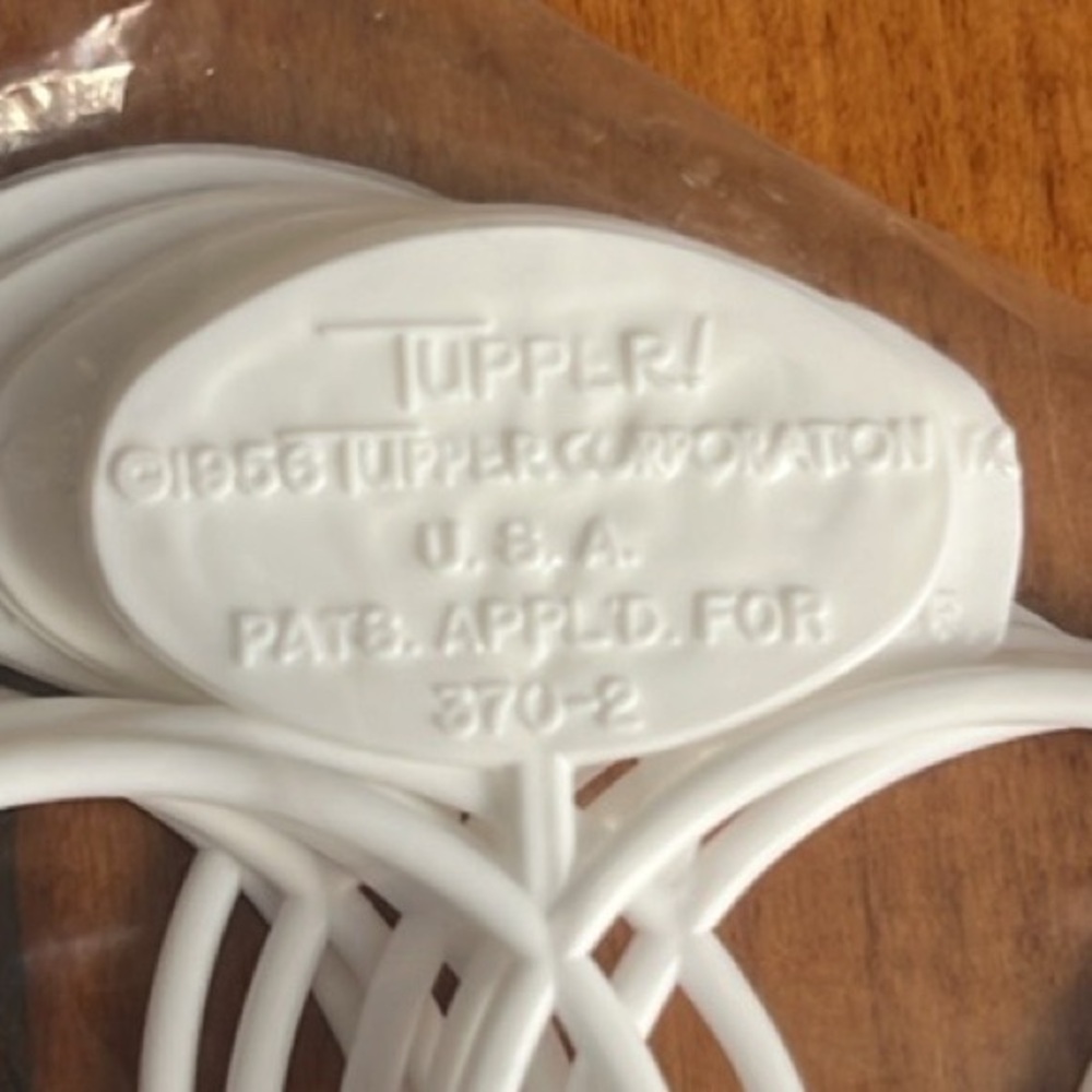 Vintage Tupperware 8” Plastic Doilies - In Original Packaging set of 6 - Picture 3 of 3